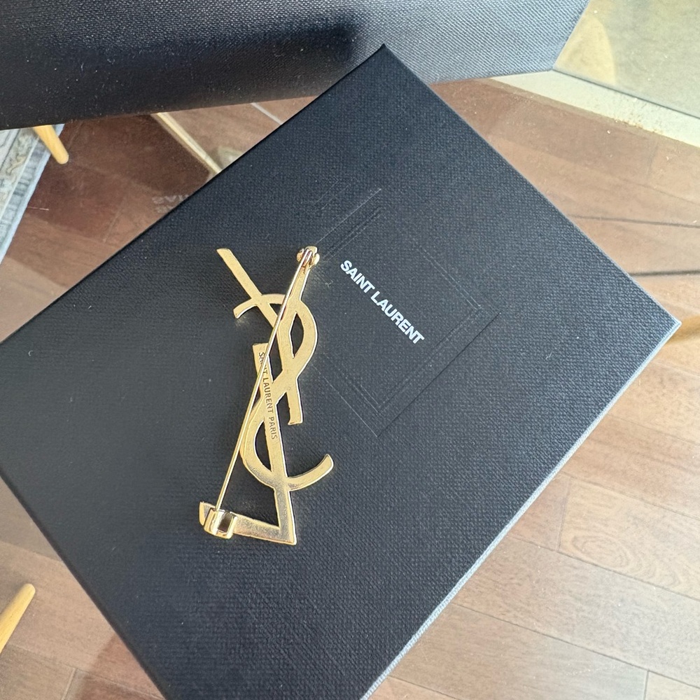 Saint Laurent Cassandre Brooch in Metal Gold Tone Wrapped Cord Texture YSL Logo - Picture 10 of 16